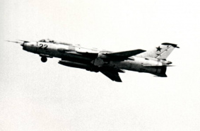 Истребитель-бомбардировщик с крылом изменяемой геометрии Сухой Су-17  (С-32)